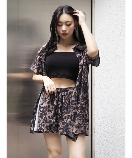 EVRIS（エヴリス）の「original flower ハーフスリーブシャツ【セットアップ着用可能】（シャツ/ブラウス・レディース・ブラック/イエロー/グリーン・FREE）」の2枚目の写真