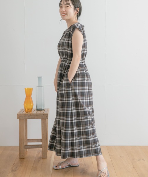 ITEMS URBANRESEARCH(アイテムズ アーバンリサーチ)の「ウエストギャザーチェックワンピース(ワンピース・レディース・オレンジ/ブラック/ネイビー・FREE)」の7枚目の写真