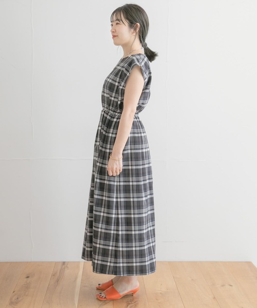 ITEMS URBANRESEARCH(アイテムズ アーバンリサーチ)の「ウエストギャザーチェックワンピース(ワンピース・レディース・オレンジ/ブラック/ネイビー・FREE)」の13枚目の写真