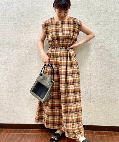 ITEMS URBANRESEARCH(アイテムズ アーバンリサーチ)の「ウエストギャザーチェックワンピース(ワンピース・レディース・オレンジ/ブラック/ネイビー・FREE)」の1枚目の写真
