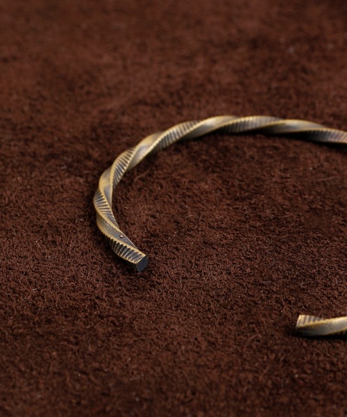 THEFT（セフト）の「THEFT セフト / LINE TWIST BANGLE ラインツイストバングル ブレスレット / TBG-22-04（バングル/リストバンド・メンズ・ゴールド・FREE）」の5枚目の写真
