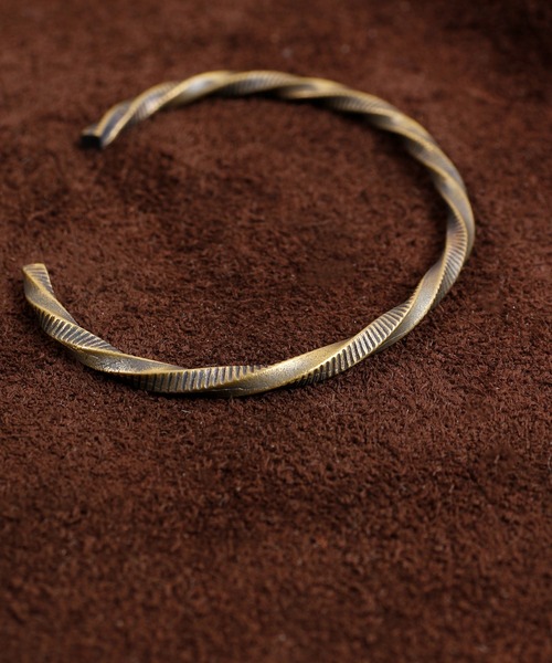 THEFT（セフト）の「THEFT セフト / LINE TWIST BANGLE ラインツイストバングル ブレスレット / TBG-22-04（バングル/リストバンド・メンズ・ゴールド・FREE）」の2枚目の写真
