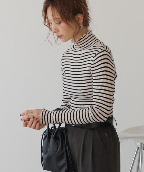 frames RAY CASSIN（フレームスレイカズン）の「WEB限定　配色メローリブタートルニット（ニット/セーター・レディース・ブラック/キナリ/ライトパープル/イエロー×グリーン/ブラック系/グレー系/グリーン系・FREE）」の4枚目の写真