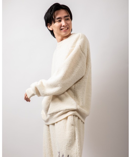 Beno(ビーノ)の「シルキーボア オーバーシルエット クルーネックトレーナー(スウェット・メンズ・オフホワイト/ブラック/イエロー/グリーン/ピンクベージュ・L/M)」の9枚目の写真