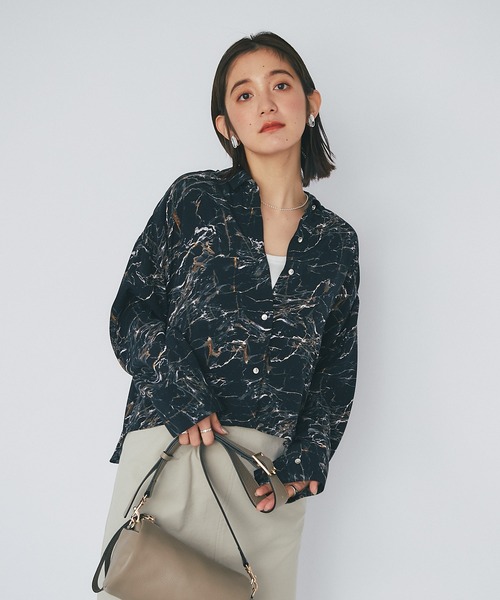 RIVE DROITE（リヴドロワ）の「アーティスティックなプリントが魅力/モダンプリントテールシャツ（シャツ/ブラウス・レディース・ブラック/アイボリー・FREE）」の17枚目の写真