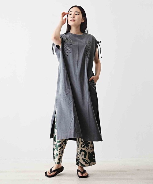 TOBILA（トビラ）の「無地コットン天竺コード刺繍ワンピース（ワンピース・レディース・スミクロ/オレンジ/ブルー・M）」の2枚目の写真