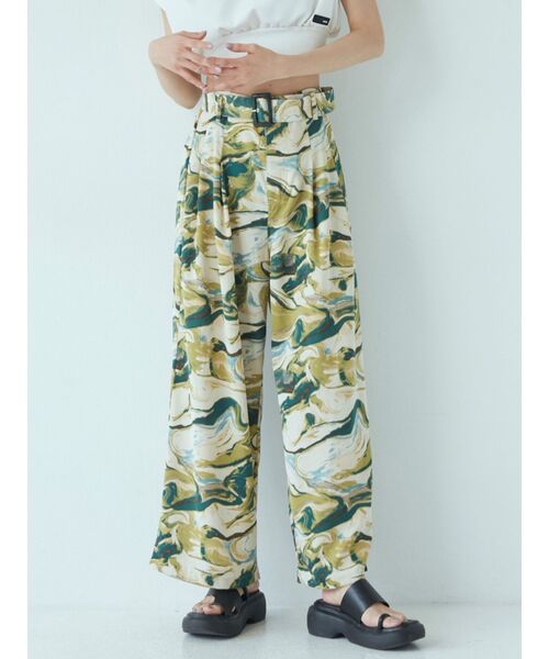 MURUA（ムルーア）の「【WEB限定】インクプリントタックワイドパンツ（スラックス・レディース・グリーン/ネイビー・FREE）」の2枚目の写真