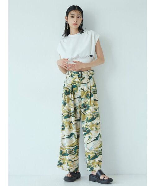 MURUA（ムルーア）の「【WEB限定】インクプリントタックワイドパンツ（スラックス・レディース・グリーン/ネイビー・FREE）」の4枚目の写真