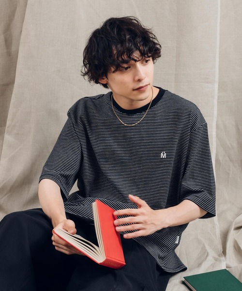 MUHET(ミュエータ)の「ロゴ刺繍Tシャツ(Tシャツ/カットソー・レディース・オレンジ系その他/ブルー/オフホワイト/ブラック・MEDIUM/X-LARGE)」の2枚目の写真