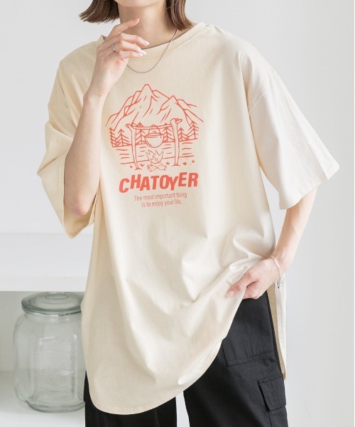 ad thie（アドティエ）の「裾ラウンド・オーバーサイズ キャンプモチーフ ロゴTシャツ（Tシャツ/カットソー・レディース・アイボリー/ピンクベージュ/ネイビー/ミント/オフホワイト/ブラック・FREE）」の4枚目の写真