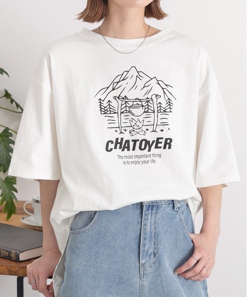 ad thie（アドティエ）の「裾ラウンド・オーバーサイズ キャンプモチーフ ロゴTシャツ（Tシャツ/カットソー・レディース・アイボリー/ピンクベージュ/ネイビー/ミント/オフホワイト/ブラック・FREE）」の2枚目の写真