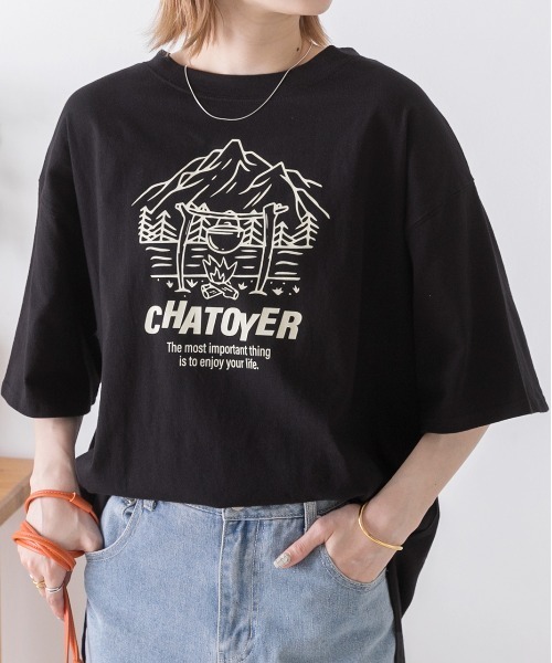 ad thie（アドティエ）の「裾ラウンド・オーバーサイズ キャンプモチーフ ロゴTシャツ（Tシャツ/カットソー・レディース・アイボリー/ピンクベージュ/ネイビー/ミント/オフホワイト/ブラック・FREE）」の3枚目の写真