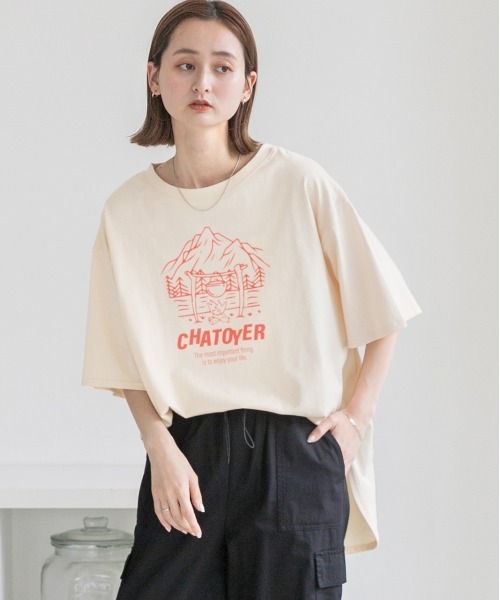 ad thie（アドティエ）の「裾ラウンド・オーバーサイズ キャンプモチーフ ロゴTシャツ（Tシャツ/カットソー・レディース・アイボリー/ピンクベージュ/ネイビー/ミント/オフホワイト/ブラック・FREE）」の15枚目の写真
