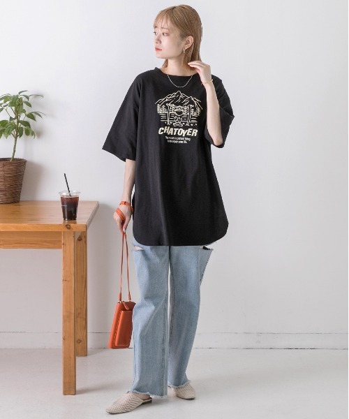 ad thie（アドティエ）の「裾ラウンド・オーバーサイズ キャンプモチーフ ロゴTシャツ（Tシャツ/カットソー・レディース・アイボリー/ピンクベージュ/ネイビー/ミント/オフホワイト/ブラック・FREE）」の12枚目の写真