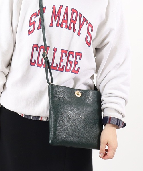 COOCO（クーコ）の「シュリンクレザーヒネリ金具薄マチスクエア型ショルダーバッグ（ショルダーバッグ・レディース・ブラック/ブラウン系その他/グレー/クリアレッド/グリーン・9）」の4枚目の写真