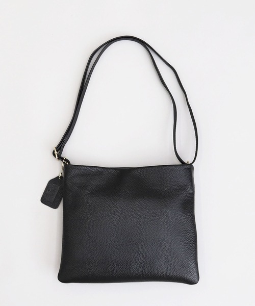 COOCO（クーコ）の「シュリンクレザーヒネリ金具薄マチスクエア型ショルダーバッグ（ショルダーバッグ・レディース・ブラック/ブラウン系その他/グレー/クリアレッド/グリーン・9）」の8枚目の写真