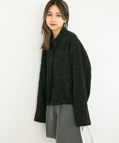 KBF(ケイビーエフ)の「パイピングジャガードシャツ(シャツ/ブラウス・レディース・ブラック/オフホワイト/ブルー・ONE)」の2枚目の写真