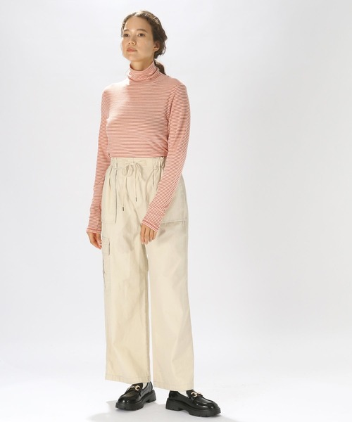 niko and...（ニコアンド）の「テンセル混タートルプルオーバー（Tシャツ/カットソー・レディース・レッド/ブラック/アイボリー・MEDIUM/LARGE）」の8枚目の写真