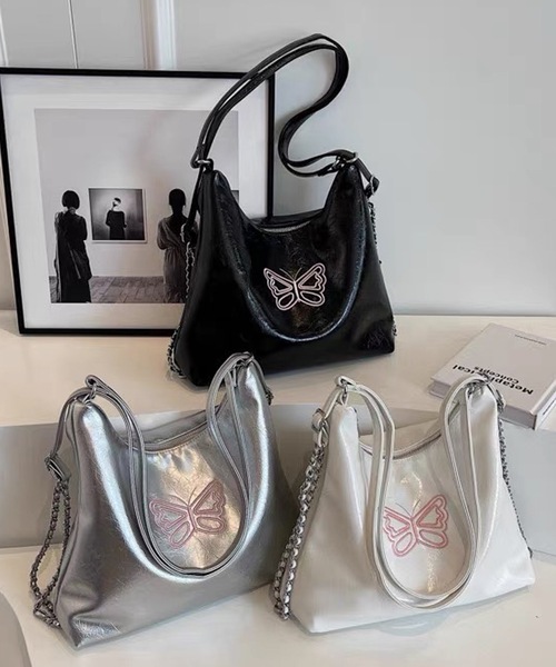 shopnikoniko（ショップニコニコ）の「バタフライ刺繍 2way トライアングルバッグ 蝶々 リュックサック（トートバッグ・レディース・ブラック/ホワイト/シルバー・フリー）」の5枚目の写真