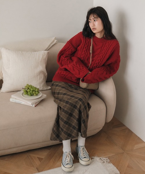 HEILIS(ヘイリス)の「【定番人気!HIT ITEM!】【新色追加】ケーブル編クルーネックニット / クルーネック 長袖 無地 ガーリー ニット ノームコア トラッド カジュアル シンプル 韓国 秋服 冬服 オーバーサイズ アイボリー グレー ブラック レッド ブラウン 赤ニット トップス ケーブル編み クリスマス ビンテージ風 もちもちニット(ニット/セーター・レディース・グレー/アイボリー/ブルー/ブラウン/レッド/ブラック・FREE)」の22枚目の写真