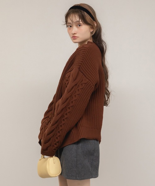 HEILIS(ヘイリス)の「【定番人気!HIT ITEM!】【新色追加】ケーブル編クルーネックニット / クルーネック 長袖 無地 ガーリー ニット ノームコア トラッド カジュアル シンプル 韓国 秋服 冬服 オーバーサイズ アイボリー グレー ブラック レッド ブラウン 赤ニット トップス ケーブル編み クリスマス ビンテージ風 もちもちニット(ニット/セーター・レディース・グレー/アイボリー/ブルー/ブラウン/レッド/ブラック・FREE)」の9枚目の写真