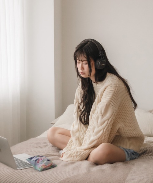 HEILIS(ヘイリス)の「【定番人気!HIT ITEM!】【新色追加】ケーブル編クルーネックニット / クルーネック 長袖 無地 ガーリー ニット ノームコア トラッド カジュアル シンプル 韓国 秋服 冬服 オーバーサイズ アイボリー グレー ブラック レッド ブラウン 赤ニット トップス ケーブル編み クリスマス ビンテージ風 もちもちニット(ニット/セーター・レディース・グレー/アイボリー/ブルー/ブラウン/レッド/ブラック・FREE)」の20枚目の写真