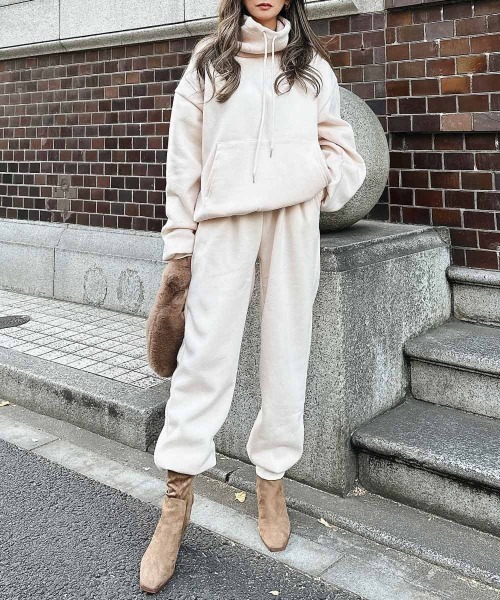 esutoreja（エストレジャ）の「ハイネックスウェットセットアップ