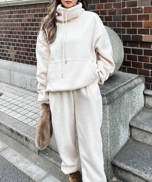 esutoreja（エストレジャ）の「ハイネックスウェットセットアップ