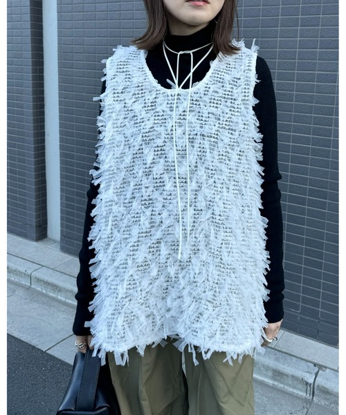 She's Closet(シーズクローゼット)の「チュールフリンジジャガードチョーカーVネックロング丈ベスト(ベスト・レディース・オフホワイト/アイボリー/ブラック・FREE)」の8枚目の写真