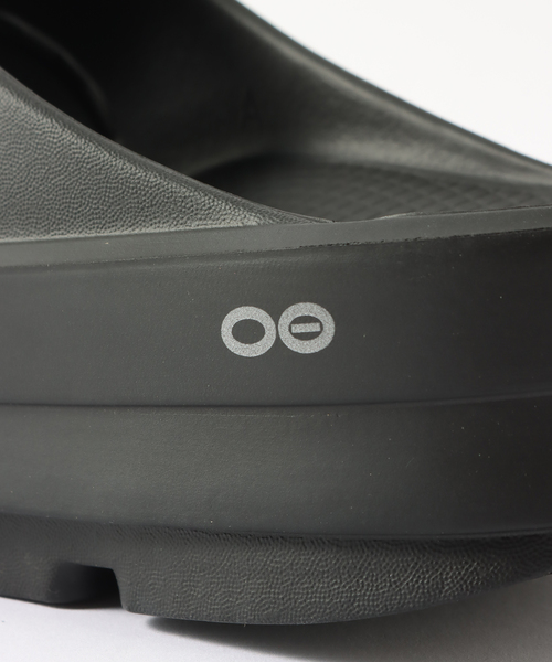 OOFOS(ウーフォス)の「【OOFOS/ウーフォス】 OOmega OOahh(サンダル・メンズ・ブラック・26cm/27cm/28cm)」の12枚目の写真