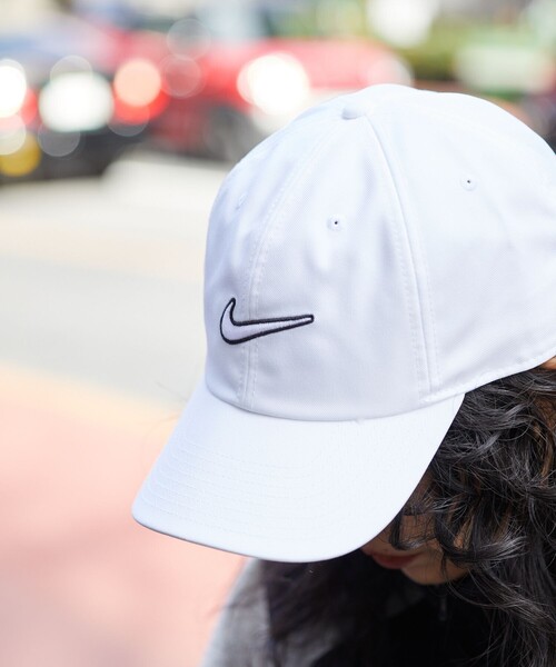 Nike ホワイト スウッシュ キャップ クラブ ストラクチャード スウッシュ キャップ／サッカー