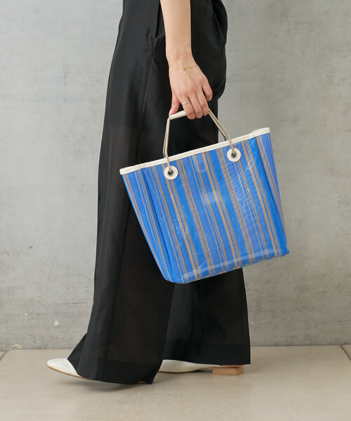 Actually（アクチュアリー）の「メッシュ×PVC ストライプスクエアトートバッグ（トートバッグ・レディース・ブルー/オレンジ・0）」の4枚目の写真