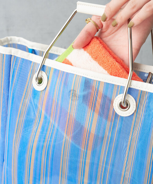 Actually（アクチュアリー）の「メッシュ×PVC ストライプスクエアトートバッグ（トートバッグ・レディース・ブルー/オレンジ・0）」の8枚目の写真