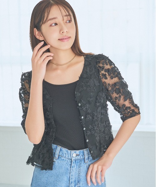 mysty woman（ミスティウーマン）の「3Dフラワー2WAYブラウス　135591（シャツ/ブラウス・レディース・オフホワイト/ブラック・FREE）」の2枚目の写真