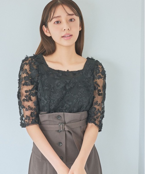 mysty woman（ミスティウーマン）の「3Dフラワー2WAYブラウス　135591（シャツ/ブラウス・レディース・オフホワイト/ブラック・FREE）」の12枚目の写真