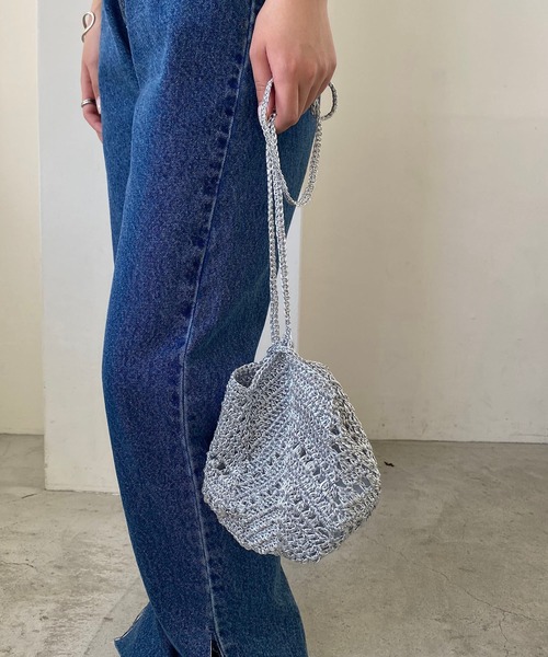 CAPRICIEUX LE'MAGE（カプリシューレマージュ）の「メタリック編み巾着バッグ（ショルダーバッグ・レディース・ゴールド/シルバー/ブラック・FREE）」の2枚目の写真