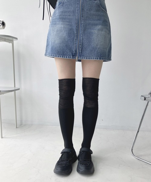 AS KNOW AS plus(アズノゥアズプラス)の「シアー切り替えニーハイソックス 【ZOZOTOWN限定アイテム】(ソックス/靴下・レディース・アイボリー/ブラック・FREE)」の1枚目の写真