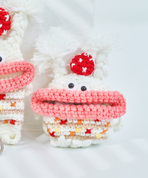 macaroni edge（マカロニエッジ）の「〈macaroni edge×紅林大空コラボ〉毛糸のマスコット エアポッズケース Pro/Pro2（ヘッドフォン/イヤホン・レディース・ブルーグリーン/ホワイト/レッド・ONE SIZE）」の2枚目の写真