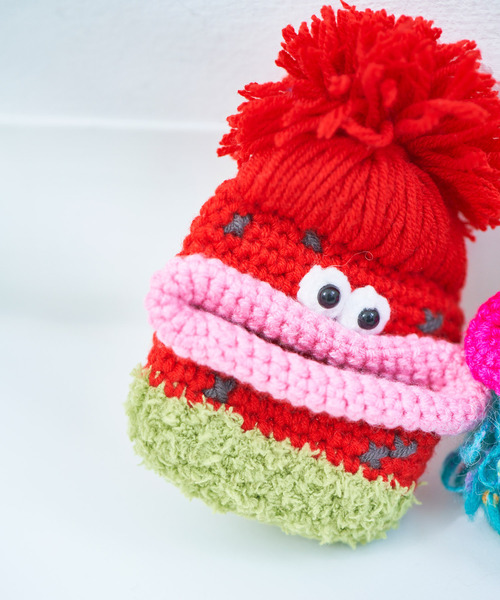 macaroni edge（マカロニエッジ）の「〈macaroni edge×紅林大空コラボ〉毛糸のマスコット エアポッズケース Pro/Pro2（ヘッドフォン/イヤホン・レディース・ブルーグリーン/ホワイト/レッド・ONE SIZE）」の5枚目の写真