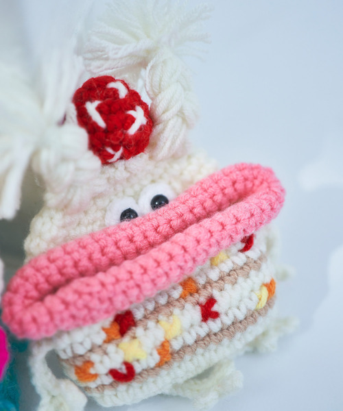 macaroni edge（マカロニエッジ）の「〈macaroni edge×紅林大空コラボ〉毛糸のマスコット エアポッズケース Pro/Pro2（ヘッドフォン/イヤホン・レディース・ブルーグリーン/ホワイト/レッド・ONE SIZE）」の4枚目の写真