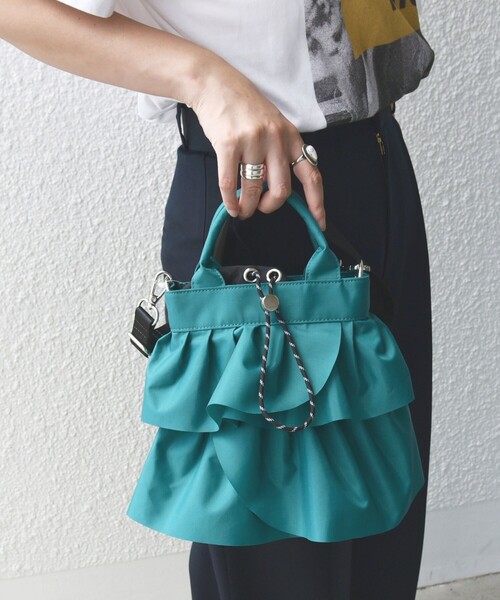 SHIPS（シップス）の「【WEB限定】 2WAY ナイロン フリル ショルダー バッグ（ショルダーバッグ・レディース・ベージュ/ライトブルー/ブラック/ライトグレー/キャメル・ONE SIZE）」の4枚目の写真