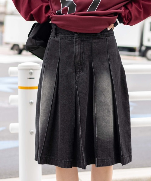 WEGO（ウィゴー）の「WEGO/ヴィンテージウォッシュデニムプリーツミドルスカート（デニムスカート・レディース・ブルー系1/ブラック・FREE）」の2枚目の写真