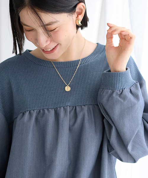 Viola e Viola(ヴィオラエヴィオラ)の「アゼ編み風裏起毛 異素材切替プルオーバー(Tシャツ/カットソー・レディース・チャコール/ブルー・3L/LL/L/M)」の3枚目の写真