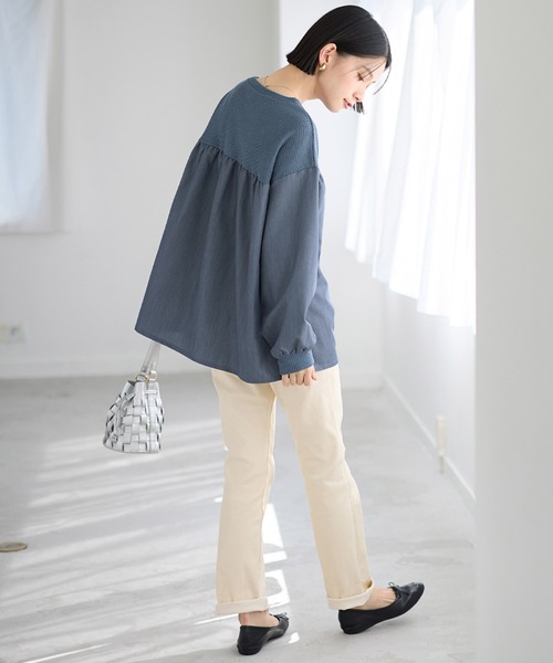 Viola e Viola(ヴィオラエヴィオラ)の「アゼ編み風裏起毛 異素材切替プルオーバー(Tシャツ/カットソー・レディース・チャコール/ブルー・3L/LL/L/M)」の6枚目の写真