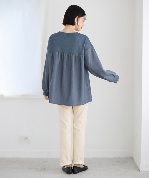 Viola e Viola(ヴィオラエヴィオラ)の「アゼ編み風裏起毛 異素材切替プルオーバー(Tシャツ/カットソー・レディース・チャコール/ブルー・3L/LL/L/M)」の9枚目の写真