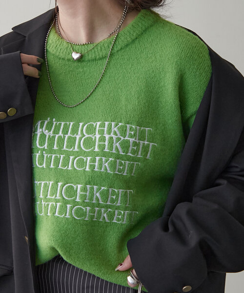NUNIFE(ユニフィー)の「【UNISEX】《さやべびコラボ》フェザーモールロゴプルオーバー(ニット/セーター・レディース・マスタード/グリーン/ネイビー/ライトグレー・FREE)」の2枚目の写真