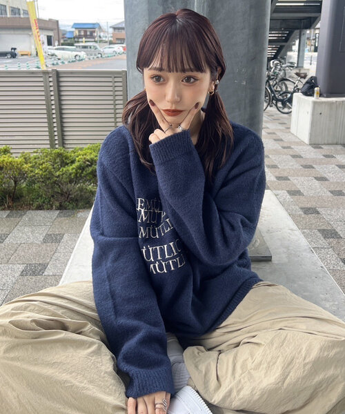 NUNIFE(ユニフィー)の「【UNISEX】《さやべびコラボ》フェザーモールロゴプルオーバー(ニット/セーター・レディース・マスタード/グリーン/ネイビー/ライトグレー・FREE)」の5枚目の写真