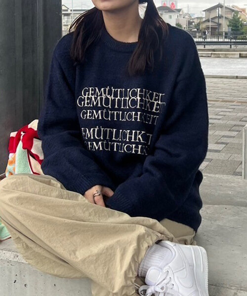 NUNIFE(ユニフィー)の「【UNISEX】《さやべびコラボ》フェザーモールロゴプルオーバー(ニット/セーター・レディース・マスタード/グリーン/ネイビー/ライトグレー・FREE)」の7枚目の写真