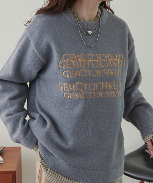 NUNIFE(ユニフィー)の「【UNISEX】《さやべびコラボ》フェザーモールロゴプルオーバー(ニット/セーター・レディース・マスタード/グリーン/ネイビー/ライトグレー・FREE)」の1枚目の写真