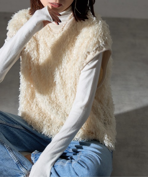 each（イーチ）の「ロングシャギークロップドタンクベスト（ベスト・レディース・アイボリー/ブラック/グレー・FREE）」の2枚目の写真